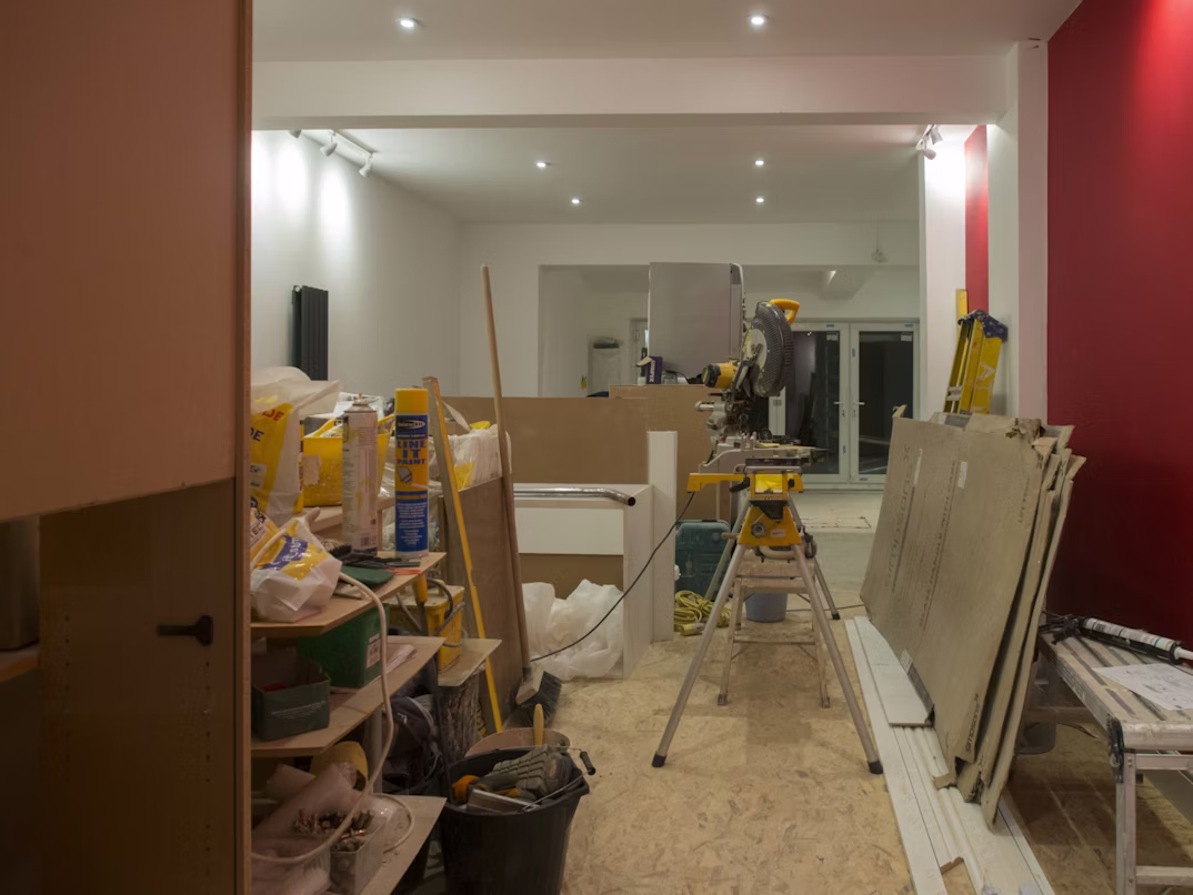 Artisan BTP au travail sur un chantier