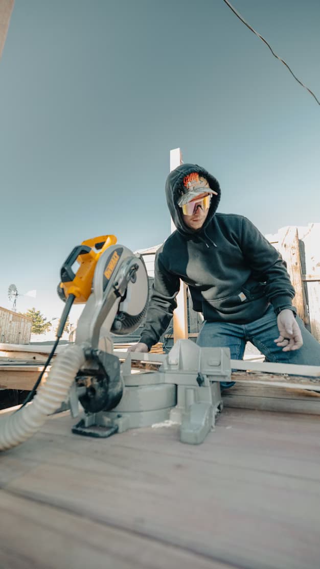 Artisan BTP concentré sur son travail de chantier